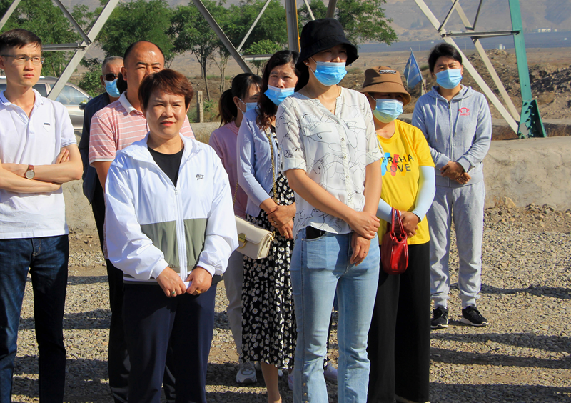 紅果子鎮(zhèn)黨委書記陳筠平、鎮(zhèn)人大主席韓玉蘭蒞臨興康恒潤種植基地觀摩了解情況