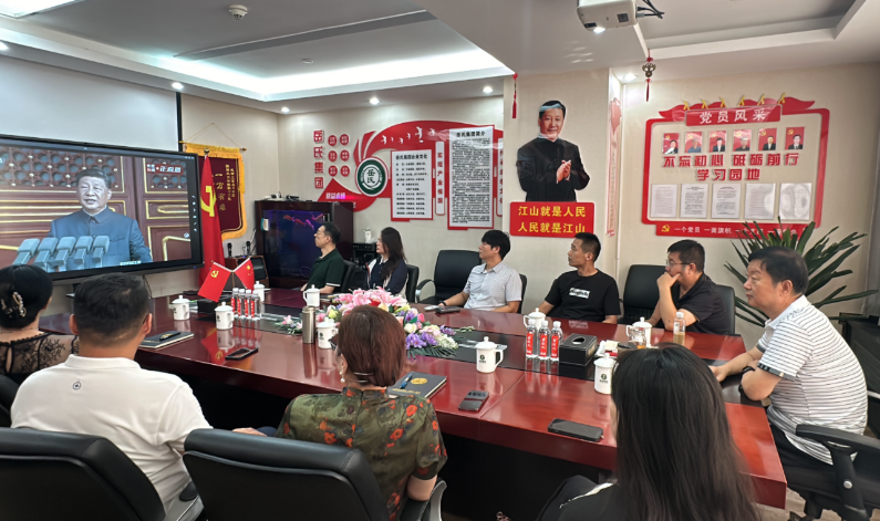 岳氏集團組織觀看抗戰(zhàn)勝利閱兵，愛國情懷激蕩人心